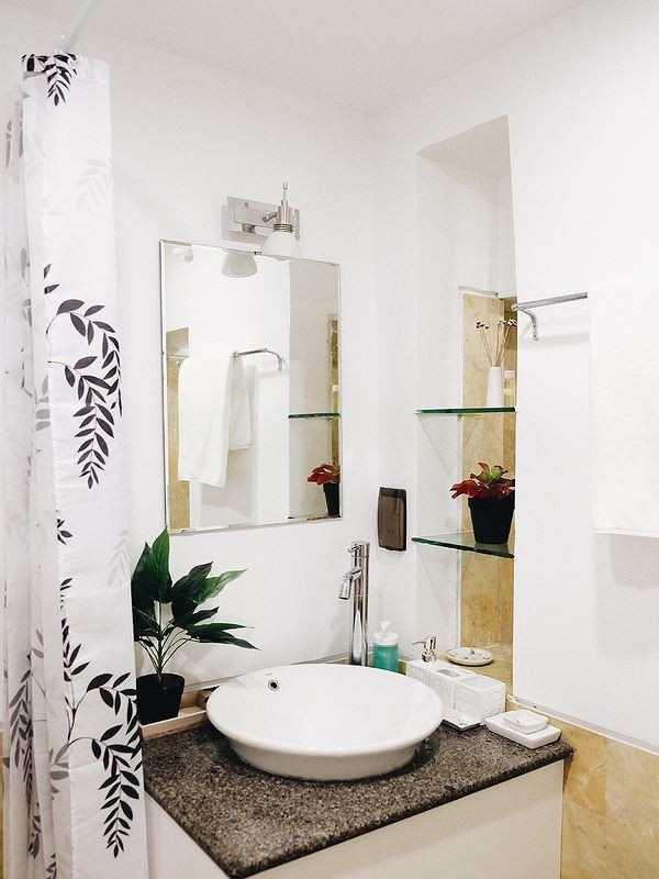 Phòng tắm được khoác lớp áo mới ấn tượng hơn nhiều so với trước, không còn dấu vết của những lớp mốc meo.