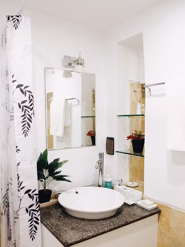 Phòng tắm được khoác lớp áo mới ấn tượng hơn nhiều so với trước, không còn dấu vết của những lớp mốc meo.