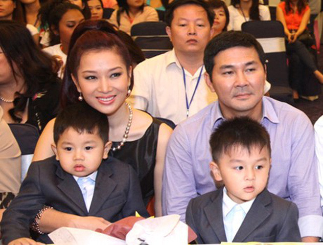 Bà xã Hoa khôi của ông Nam dồn rất nhiều tâm huyết và công sức để phát triển công ty Nam Hương. Doanh nhân mê bóng đá từng chia sẻ, cả hai vợ chồng phải làm việc 12 tiếng mỗi ngày, có những tuần bản thân ông Nam bay tới 4 chuyến để đi công tác. Dẫu vậy, họ vẫn thu xếp thời gian để chăm sóc cho những đứa con nhỏ.