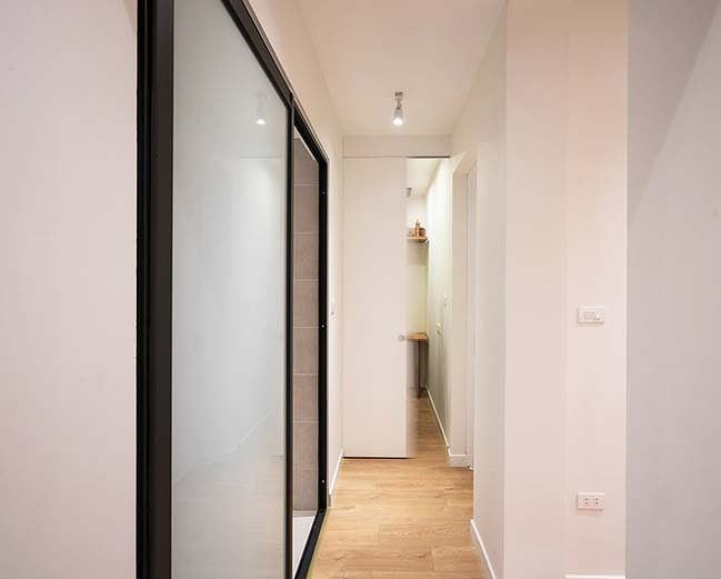 Gương trang trí được thêm vào giúp cho không gian nhà có chiều sâu hơn.