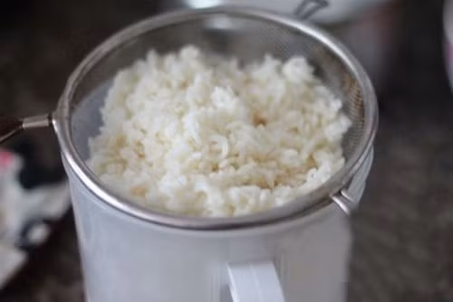 Bước 4: Lọc nước gạo qua rây, bỏ bã, lấy nước cho vào nồi đun sôi. Thêm sữa tươi và đường cho vừa miệng đến khi sôi lăn tăn là được.