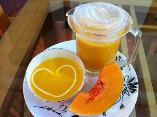 Bước 1: Bí ngô gọt vỏ cắt miếng đem hấp chín.