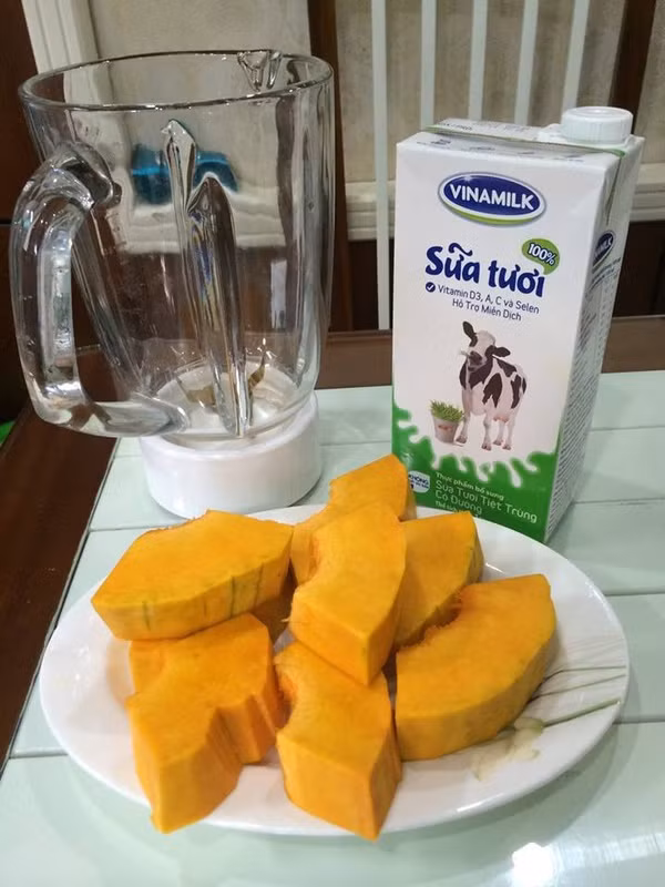 Nguyên liệu làm sữa bí ngô bao gồm 500g bí đỏ, 500ml sữa tươi.