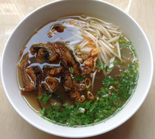 Một cách chế biến miến lươn khác là lươn chiên giòn chan với nước dùng lươn trong vắt, ăn kèm giá trần và hành thái nhỏ.