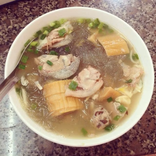 Miến mọc: Món này rất dễ thực hiện với các thành phần chính là nước dùng xương lợn, mọc và thịt chân giò luộc.