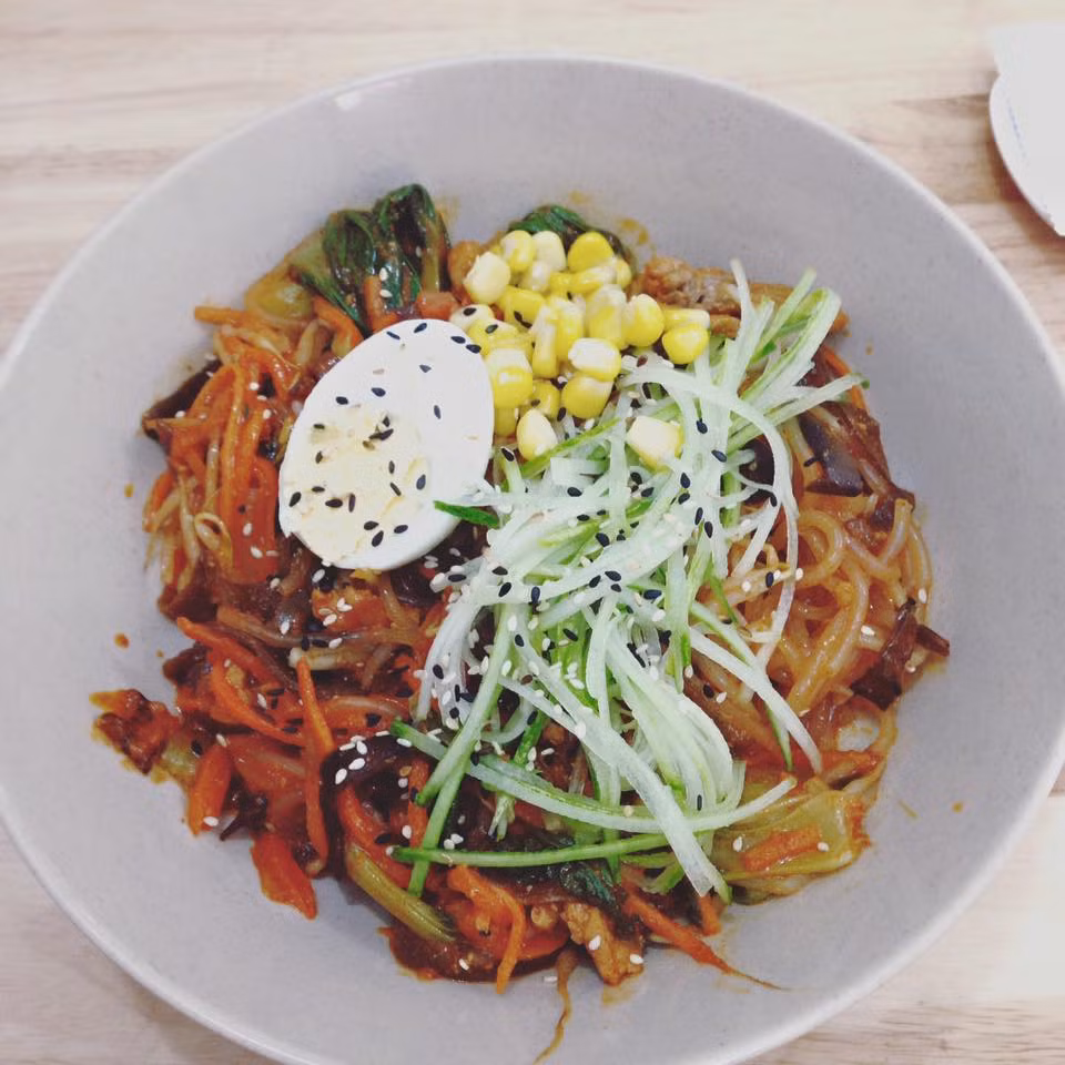 Miến trộn Hàn Quốc: Bạn cũng có thể đổi vị với món miến trộn Hàn Quốc cho thực đơn giảm cân thêm phong phú.