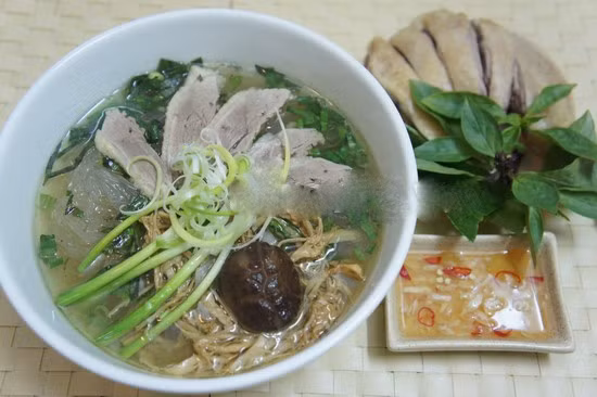 Miến măng ngan: Vị ngọt của nước dùng được tạo nên từ xương cùng nấm hương, măng khô. Món này hợp ăn kèm một số loại rau thơm rất ngon.