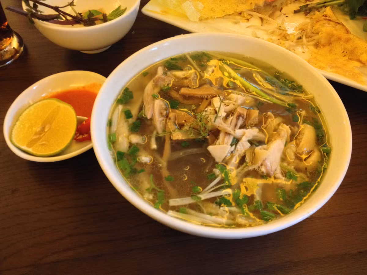 Miến gà: Để nước dùng thêm ngọt bạn có thể thêm các loại nấm như nấm kim châm, nấm hương, mọc nhĩ.