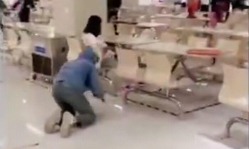 Chang trai quy lay cau xin ban gai tha thu o noi cong cong