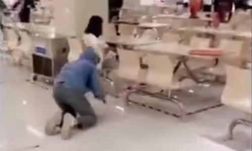 Chang trai quy lay cau xin ban gai tha thu o noi cong cong