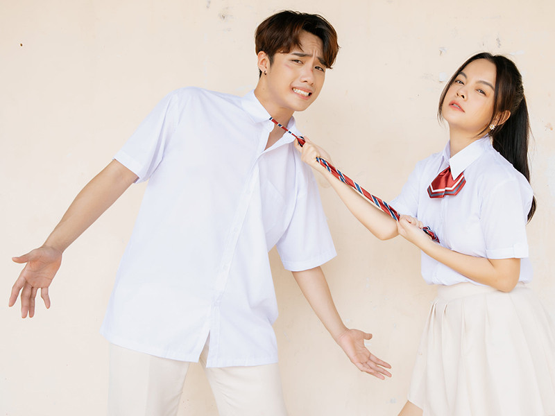 Trong MV “Vì anh là gu chị”, tình cảm chị em không có cái kết đẹp. Nhân vật của Hải Đăng Doo yêu một cô gái khác và nhờ đàn chị giúp tỏ tình.