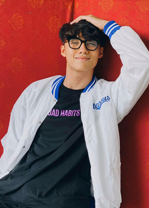 Hải Đăng còn được nhiều cư dân mạng biết đến qua loạt clip chăm sóc em trai với biệt danh Lợn. Ảnh: Saostar