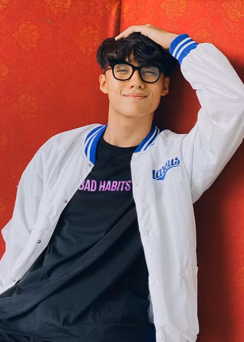 Hải Đăng còn được nhiều cư dân mạng biết đến qua loạt clip chăm sóc em trai với biệt danh Lợn. Ảnh: Saostar