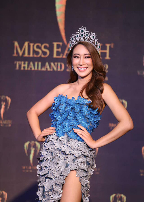 Đại diện Thái Lan cho rằng top 8 vốn biết sẵn câu hỏi ứng xử và thực hiện phần ghi hình từ trước.