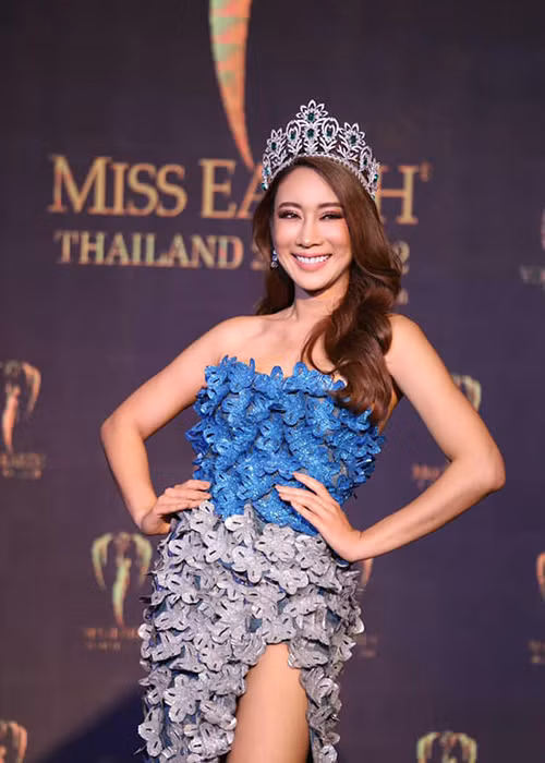 Đại diện Thái Lan cho rằng top 8 vốn biết sẵn câu hỏi ứng xử và thực hiện phần ghi hình từ trước.