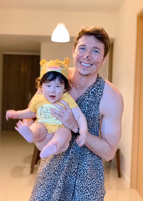 Trước đó, do dịch COVID-19, Kevin không thể về chăm sóc Hoàng Oanh khi cô mang bầu và sinh con.