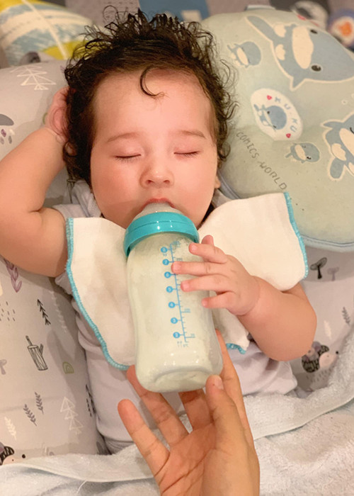 Nữ MC khoe con trai có kiểu tóc giống rapper Karik. “Ý tưởng lớn gặp nhau. Chú Karik ơi kiểu tóc superman này mẹ con chải cho con từ cả tháng trước rồi á. Mai mốt con mà biết rap mẹ dẫn con đi gặp chú tầm sư học đạo nhé", Hoàng Oanh dí dỏm.