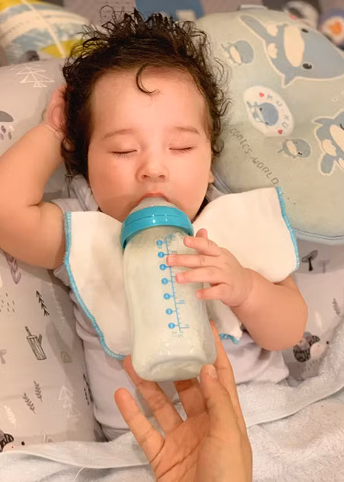 Nữ MC khoe con trai có kiểu tóc giống rapper Karik. “Ý tưởng lớn gặp nhau. Chú Karik ơi kiểu tóc superman này mẹ con chải cho con từ cả tháng trước rồi á. Mai mốt con mà biết rap mẹ dẫn con đi gặp chú tầm sư học đạo nhé", Hoàng Oanh dí dỏm.