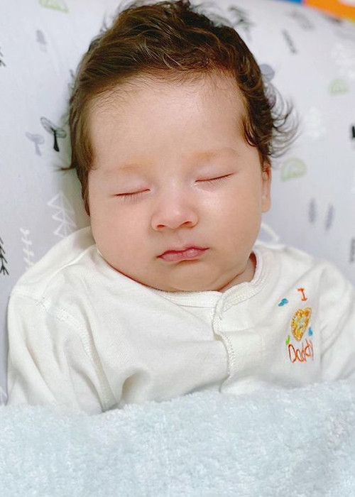 Khoảnh khắc cậu nhóc say sưa ngủ đốn tim nhiều cư dân mạng.