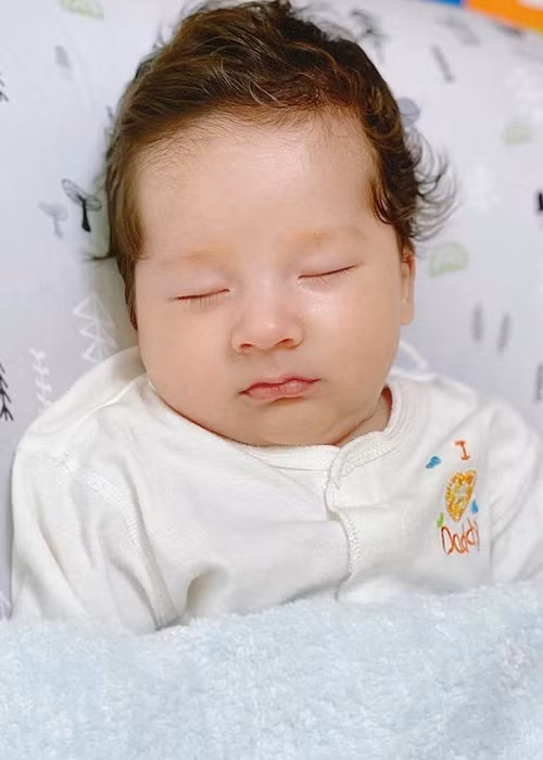 Khoảnh khắc cậu nhóc say sưa ngủ đốn tim nhiều cư dân mạng.