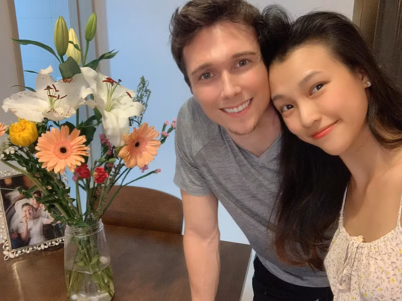 Hai vợ chồng thi thoảng "trốn con" đi hẹn hò lãng mạn.