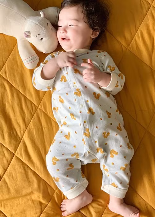 Bé Max giống hệt bố từ lông mày, sống mũi cao đến làn da trắng.