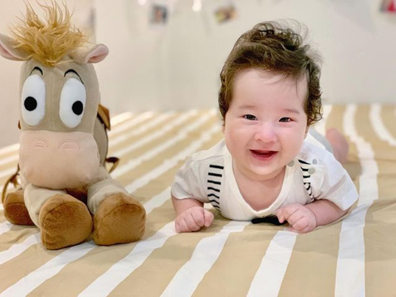 Thiên thần nhí nhà Hoàng Oanh được fan của nữ MC rất yêu mến.