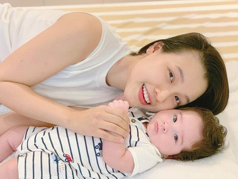 Hoàng Oanh thấy con trai có nét giống mình ở đôi mắt hí biết cười.