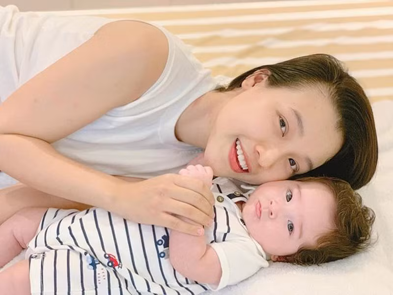 Hoàng Oanh thấy con trai có nét giống mình ở đôi mắt hí biết cười.