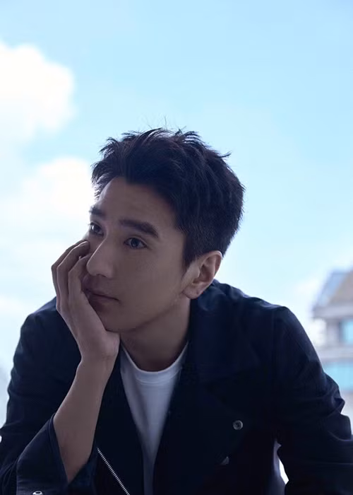 Tổng thu nhập của Triệu Hựu Đình trong năm 2020 là 4,5 triệu USD. Apple Daily cho biết, anh “cá kiếm” nhiều nhờ làm đại diện thương hiệu cho các nhãn hàng với tổng cát sê khoảng 3 triệu USD. Ảnh: Zing