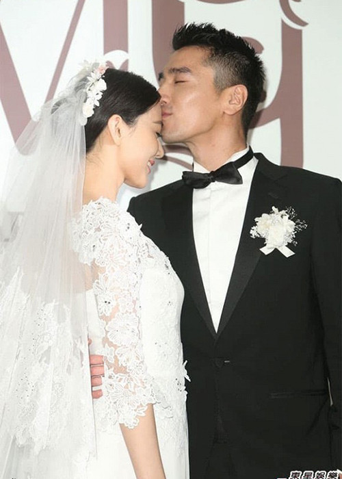 Bất chấp việc bố mẹ không tán thành chuyện tình cảm với Cao Viên Viên vì tuổi tác, Triệu Hựu Đình vẫn quyết định kết hôn vào cuối tháng 11/2014. Cặp đôi chọn hôn lễ giản dị, ấm cúng. Ảnh: Sina