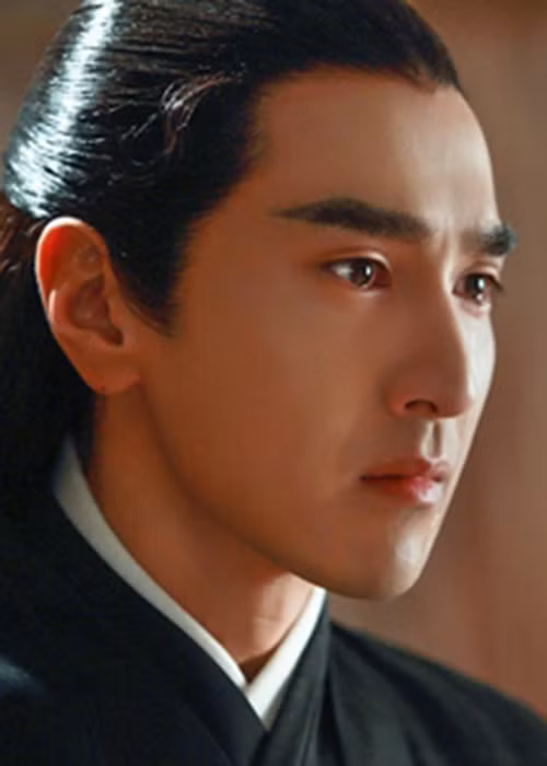 Chàng Dạ Hoa của “Tam sinh tam thế: Thập lý đào hoa" sinh năm 1984. Anh là con trai của diễn viên gạo cội Triệu Thụ Hải. Triệu Hựu Đình ban đầu không có ý định nối nghiệp bố. Từ nhỏ, anh sinh sống và học tập ở Canada. Ảnh: Vietnamnet