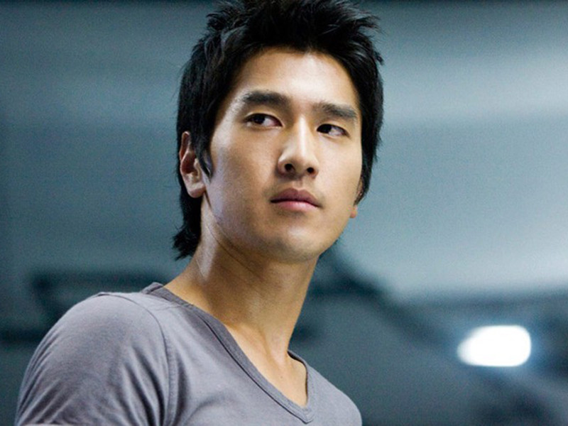 Sau “Anh hùng du côn”, Triệu Hựu Đình lấn sân đóng phim điện ảnh: “Gửi tuổi thanh xuân”, "Địch Nhân Kiệt - Thần đô long vương".Ảnh: Alchetron