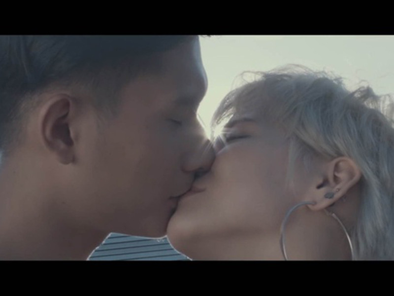 Vì yêu nhau ngoài đời nên Bảo Châu và Yến Lê thể hiện những cảnh quay tình cảm dễ dàng. Ảnh: Zing