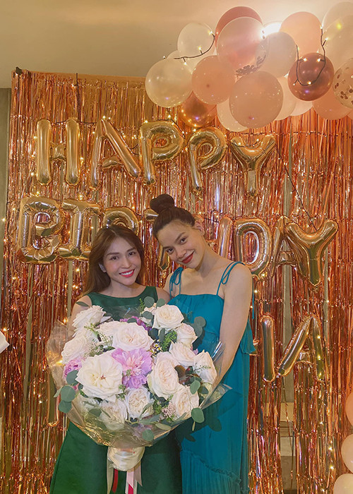 Ngoài gia đình, bạn bè cũng gửi lời chúc mừng sinh nhật Hồ Ngọc Hà. Khả Như viết: "Không hiểu sao có thể rần rần cả buổi tối trong nhà mà chị vẫn không hay. Cú lừa ngoạn mục. Chúc chị đẹp tuổi mới đẹp, trẻ, giàu, luôn là như vậy. Hạnh phúc hoài. Đẻ xong đẹp hơn chưa đẻ, nhìn phát ghen".