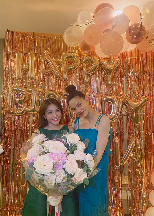 Ngoài gia đình, bạn bè cũng gửi lời chúc mừng sinh nhật Hồ Ngọc Hà. Khả Như viết: "Không hiểu sao có thể rần rần cả buổi tối trong nhà mà chị vẫn không hay. Cú lừa ngoạn mục. Chúc chị đẹp tuổi mới đẹp, trẻ, giàu, luôn là như vậy. Hạnh phúc hoài. Đẻ xong đẹp hơn chưa đẻ, nhìn phát ghen".