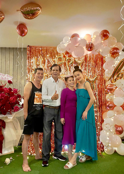 Nữ ca sĩ hạnh phúc bên bố mẹ và anh trai trong tiệc sinh nhật.