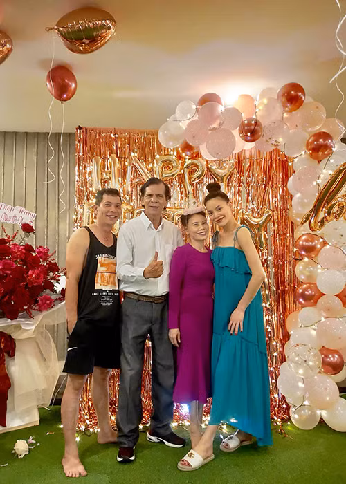 Nữ ca sĩ hạnh phúc bên bố mẹ và anh trai trong tiệc sinh nhật.