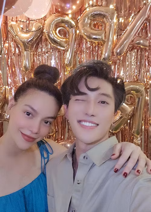 Nhạc sĩ Châu Đăng Khoa nhắn nhủ đến Hồ Ngọc Hà: "Happy birthday người chị quốc dân của em. Cái gì chị cũng có hết rồi nên em không biết chúc gì hơn là mong cho những điều tuyệt vời hiện tại của chị sẽ tồn tại mãi. Quà sinh nhật, em gửi mail nha".