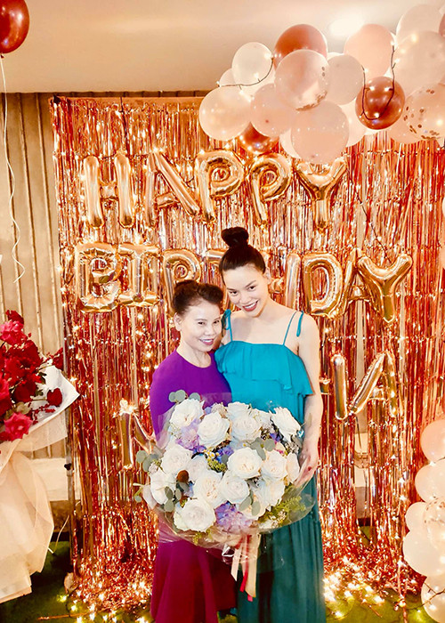 "Cả ngày ở nhà chăm con vậy mà nguyên hội lẻn vào trang trí náo loạn dưới nhà lúc nào mà không biết, hay thiệt. Cảm ơn bạn, các em, các tình yêu cho mình thấy “bà đẻ” cũng không bị lãng quên", nữ ca sĩ tâm sự.