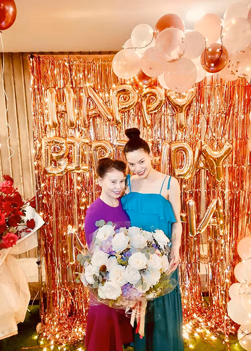 "Cả ngày ở nhà chăm con vậy mà nguyên hội lẻn vào trang trí náo loạn dưới nhà lúc nào mà không biết, hay thiệt. Cảm ơn bạn, các em, các tình yêu cho mình thấy “bà đẻ” cũng không bị lãng quên", nữ ca sĩ tâm sự.