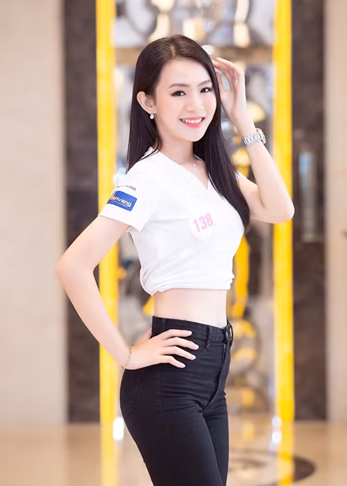 9x khoe vòng eo con kiến trong một hoạt động của cuộc thi.