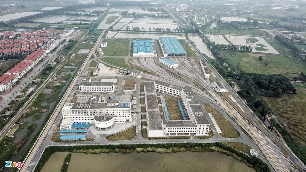 Trao đổi với Zing, đại diện Ban quản lý dự án Đường sắt ghi nhận những hư hỏng và cho biết toàn bộ phạm vi dự án vẫn đang thuộc quyền quản lý của tổng thầu. Tổng thầu có trách nhiệm cắt cử người trông coi, bảo vệ, nếu ghi nhận tình trạng phá hoại thì báo chính quyền địa phương vào cuộc. "Sau cùng, tổng thầu vẫn phải có trách nhiệm khắc phục, sửa chữa hết các vị trí hư hỏng trước khi bàn giao", vị này cho biết.