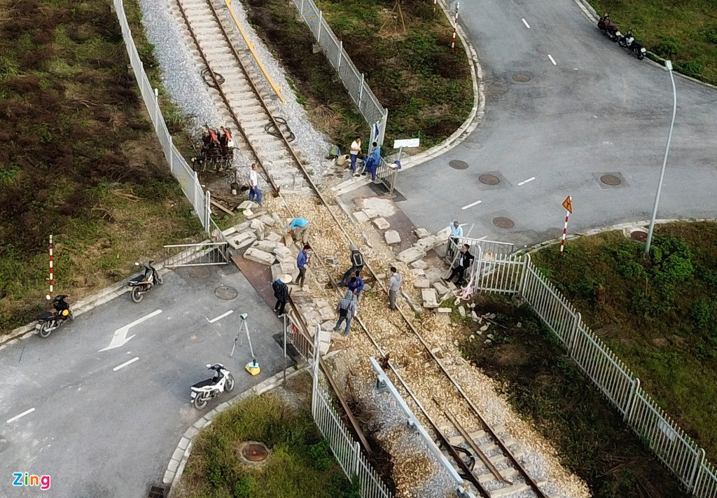 Theo ghi nhận của phóng viên trong chiều 24/11, các đoạn đường ray nằm trong khu depot Yên Nghĩa đang được công nhân đào bóc, sửa chữa. Nguồn tin của Zing cho biết một số vị trí nền đường ray bị yếu nên tổng thầu phải gia cố theo yêu cầu của chủ đầu tư. Trước đó, tổng thầu đường sắt Cát Linh - Hà Đông nhiều lần khẳng định các hạng mục thi công đã xong 100%.