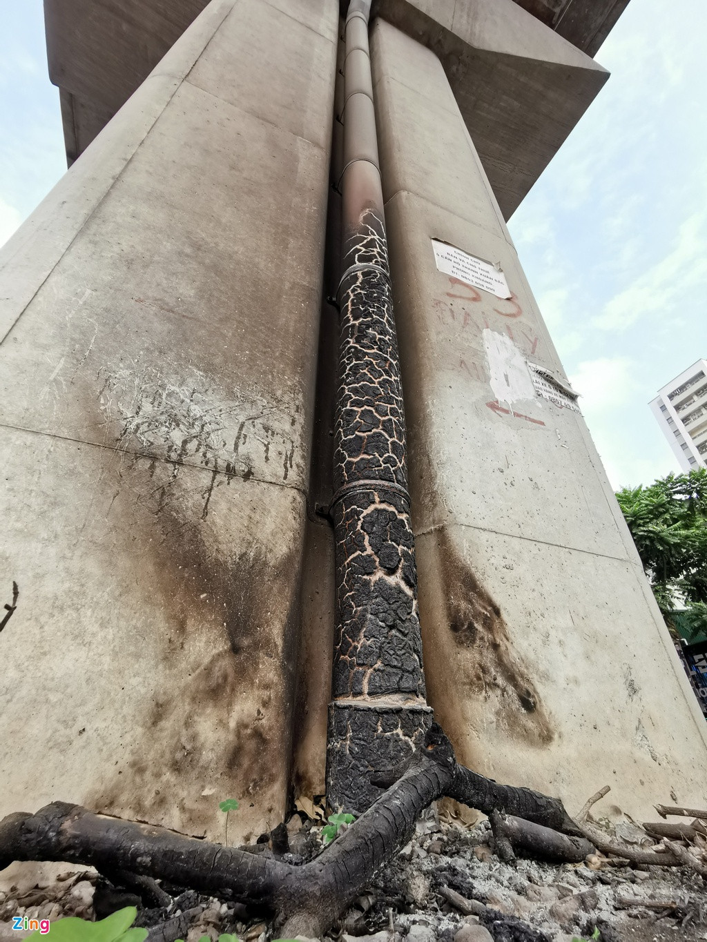 Một trụ cầu gần ga Phùng Khoang bị ám đen do có người đốt rác. Ống thoát nước gắn dọc trụ cầu bị nóng chảy, biến dạng.