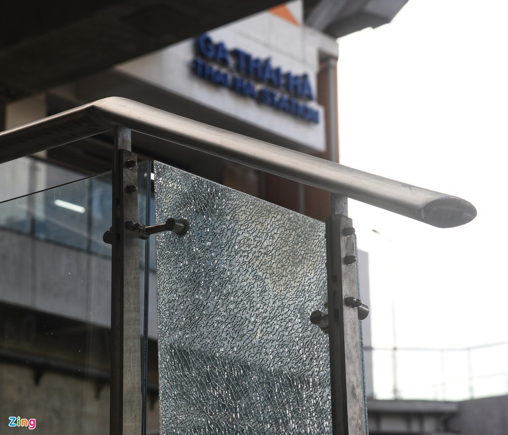 Tại nhà ga Thái Hà, tấm kính ốp lan can thang bộ dẫn lên nhà ga đã bị nứt vỡ. Đại diện tổng thầu cho biết một số hư hỏng xảy ra dọc tuyến do tác động của con người và cả thời tiết.