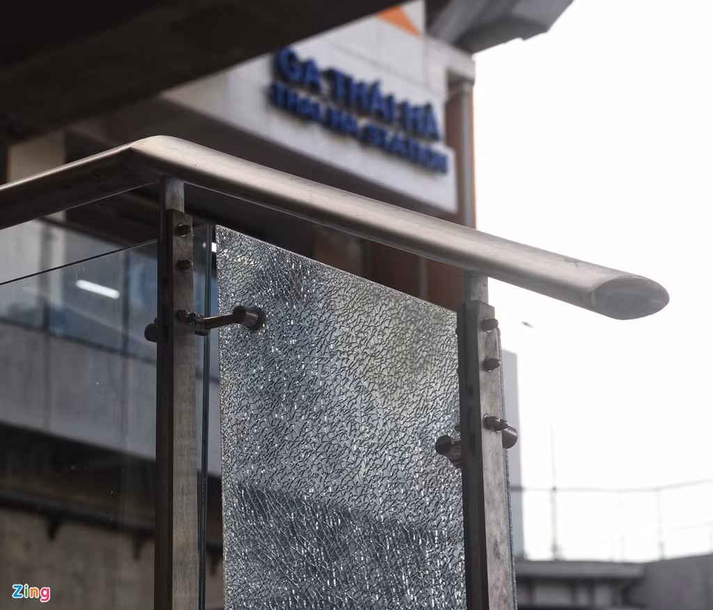 Tại nhà ga Thái Hà, tấm kính ốp lan can thang bộ dẫn lên nhà ga đã bị nứt vỡ. Đại diện tổng thầu cho biết một số hư hỏng xảy ra dọc tuyến do tác động của con người và cả thời tiết.