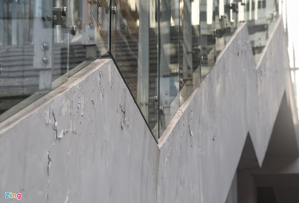 Trong khi một số hư hỏng có dấu hiệu tác động của con người, những hư hỏng khác như bong tróc lớp sơn phủ, nứt bề mặt vữa tường cho thấy rõ vấn đề về chất lượng hoàn thiện công trình.