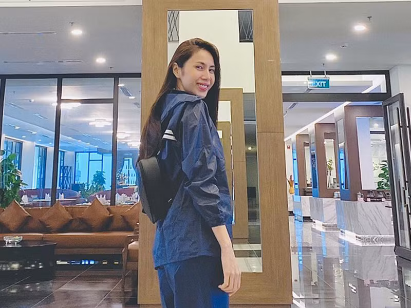 Giống Hương Giang, Thủy Tiên cũng bị antifan công kích. Về phía chồng của nữ ca sĩ, Công Vinh đã truy tìm thông tin cá nhân của các antifan và quyết định khởi kiện. Thế nhưng, Thủy Tiên lại có quyết định trái ngược với ông xã.