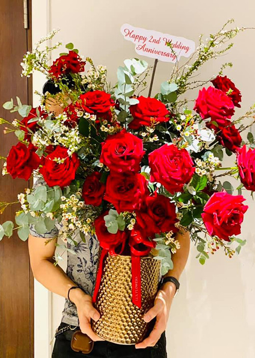 Nam người mẫu chia sẻ: "2 năm vợ chồng, cứ như thế này là hạnh phúc rồi. Chúc vợ và mẹ của các con luôn nhiều sức khỏe, gia đình mình luôn bình yên".